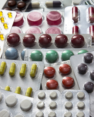 片劑、膠囊和維生素在水泡背景下的栓劑對比與解析